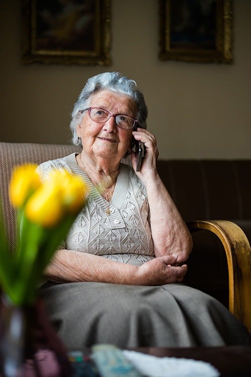 Ecoute et compagnie - Therese se distrait avec sa dame de compagnie par téléphone